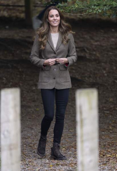 Kate Middleton en veste prince de Galles et jean slim, le 21 septembre 2021.