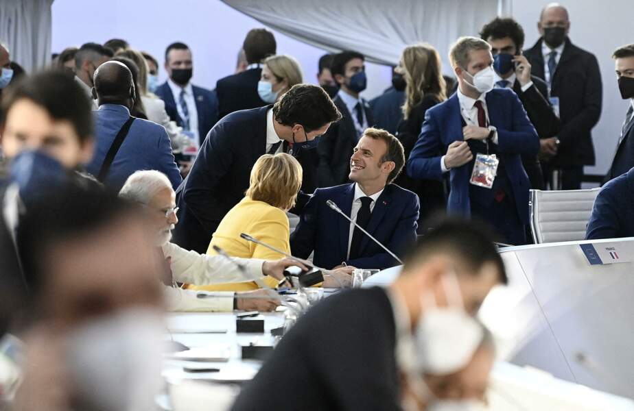 Emmanuel Macron échange avec Justin Trudeau, Premier ministre canadien et Angela Merkel. 