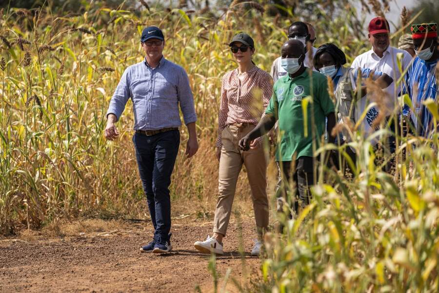 Lors de son voyage au Burkina Faso, sous le soleil, la princesse du Danemark a visité un centre de santé. 