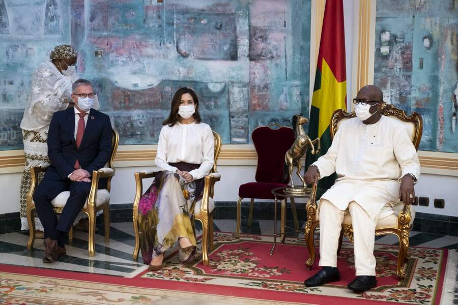 Ce jeudi 28 octobre, lors de cet échange avec le Président du Burkina Faso, Mary de Danemark était très élégante. 