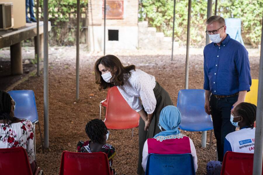 Ce jeudi 28 octobre, Mary de Danemark a discuté avec les enfants présents au centre de santé qu'elle a visité au Burkina Faso. 