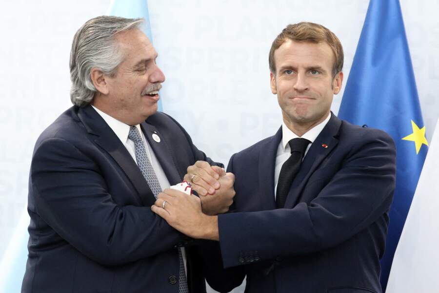 Emmanuel Macron sert la main du premier ministre de l'Argentine, Alberto Fernandez