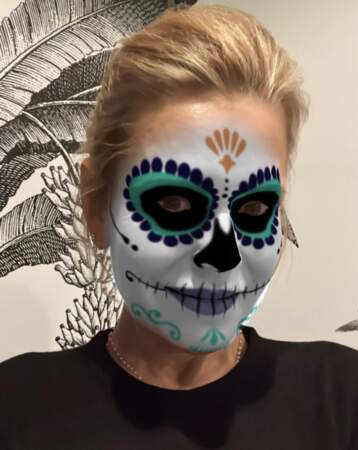 Laura Tenoudji avec le visage maquillé d’une tête de mort mexicaine