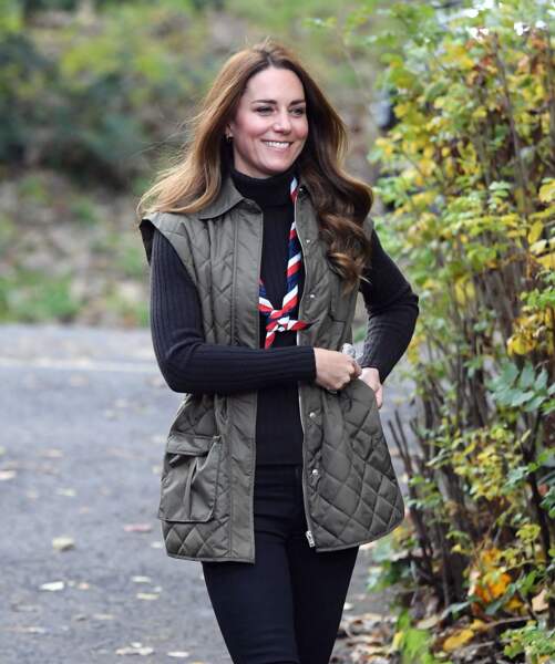 Pour sa part, la duchesse de Cambridge a opté pour un pull à col roulé noir, une veste matelassée éco-responsable Ganni et un jean assorti.