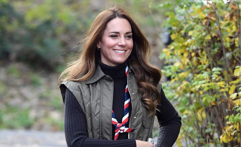 Kate Middleton, la maman de Louis, George et Charlotte avait également accessoirisé sa tenue d'un foulard de scout.