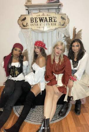 Louane et ses amies déguisées en pirate pour Halloween, le 31 octobre 2021.