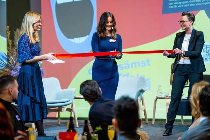 La princesse Sofia a participé au lancement de l'application anti-harcèlement en ligne en coupant un ruban rouge, au Fotomuseum Fotografiska à Stockholm, le 1er novembre 2021. 