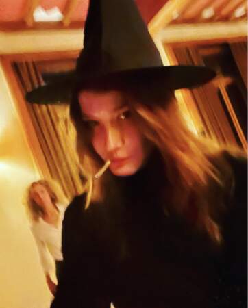 Carla Bruni déguisée en sorcière pour Halloween, le 31 octobre 2021.
