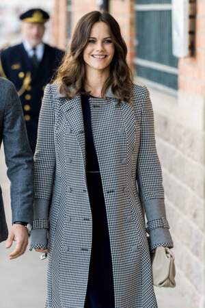 La princesse Sofia était vêtu un long manteau en damier et d'une robe bleue chic mais sobre.