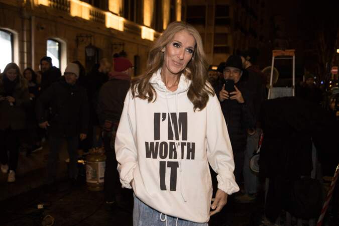 Céline Dion devient égérie l'Oréal Paris et porte la fameuse devise de la marque sur son sweat