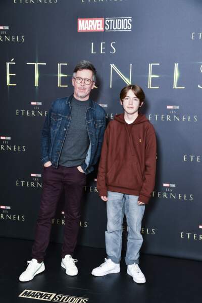 Jean-Luc Lemoine et son fils Gaspard à l'avant première du film Marvel "Les Eternels" au Grand Rex à Paris le 2 novembre 2021