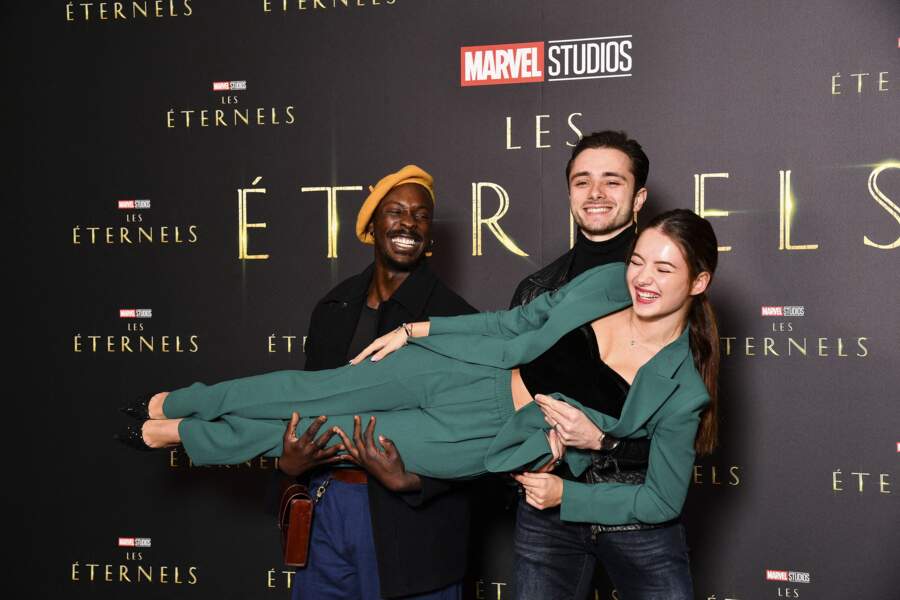 Les trois nouvelles recrues de Danse avec les stars : Joel Luzolo, Elsa Bois et Samuel Texier, à l'avant première du film Marvel "Les Eternels" au Grand Rex à Paris le 2 novembre 2021.