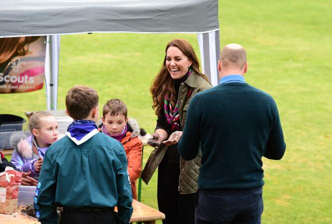 Au lendemain de leur arrivée, le prince William et Kate Middleton ont rendu visite aux scouts à Alexandra Park.