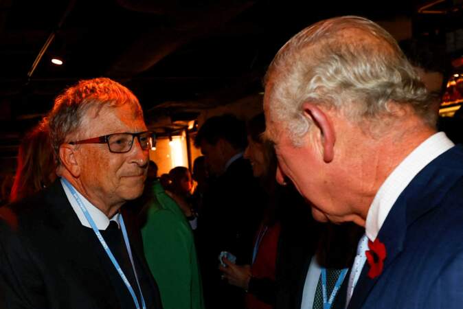 Le prince Charles discute avec Bill Gates lors d'une réception en marge de la COP26 à Glasgow, le 2 novembre 2021.
