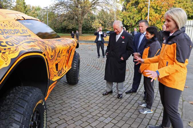 Le Prince Charles découvre la McLaren Extreme E, en marge de la COP26 à Glasgow, le 3 novembre 2021.