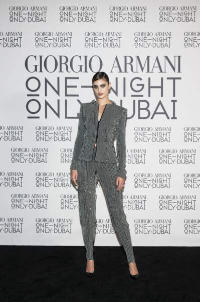 Taylor Hill au défilé de mode "Giorgio Armani - One Night Only" à Dubaï, le 26 octobre 2021