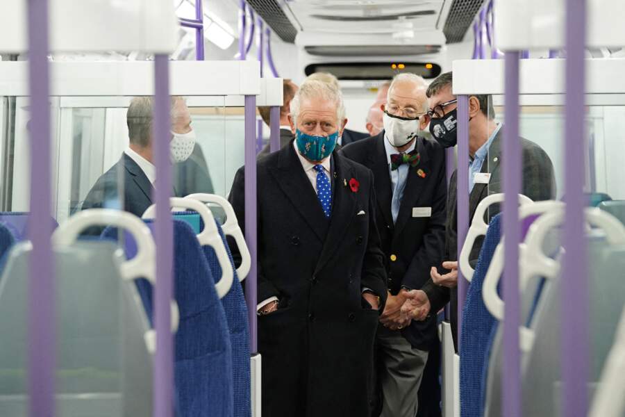 Dans les couloirs du "train vert" à Glasgow, le prince Charles arpente les différents sièges. 
