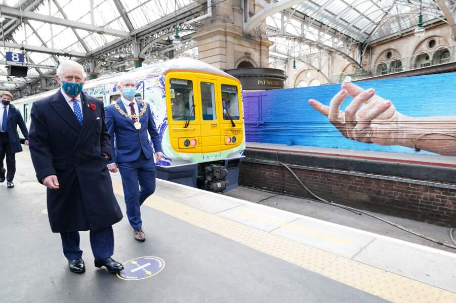 Le prince Charles, présent à Glasgow pour la COP26, visite un "train vert" à carburant alternatif.