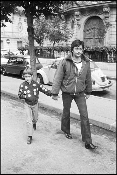 Alain Delon en 1972c: en blouson bombardier ample avec son fils Anthony dans les rues de Paris.