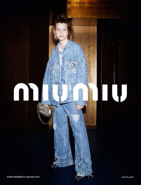 À 14 ans, Ever Anderson a été choisie par la marque italienne Miu Miu comme égérie de leur collection Nuit. Une entrée remarquée dans le monde de la mode, dans les pas de sa mère, l'actrice et ex-mannequin Milla Jovovich.