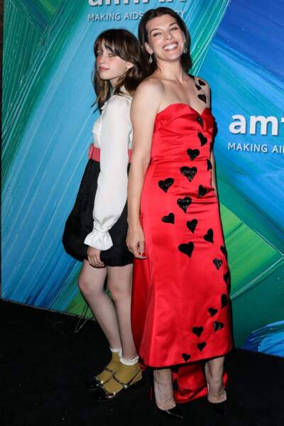 Ever Anderson et sa mère l'actrice Milla Jovovich, complices sur le photocall du gala de l'AmFar à Los Angeles, le 4 novembre 2021.