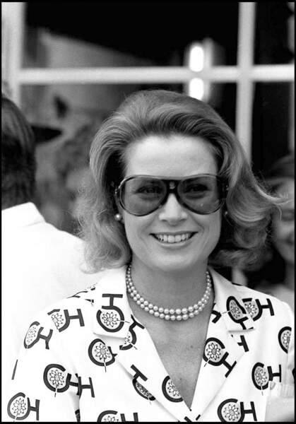 Grace Kelly : les lunettes de soleil inspiration aviateur et collier double rang de perles. So 70's