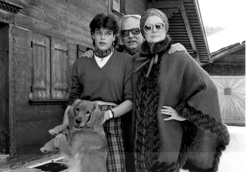 Grace Kelly avec son mari et sa fille Stéphanie en manteau à bords fourrure, turban et lunettes oversize