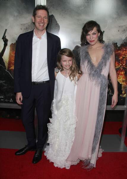 Ever Anderson, entourée par ses parents, le réalisateur Paul W. S. Anderson et l'actrice Milla Jovovich, à la première du film "Resident Evil : The Final Chapter" à Los Angeles, le 23 janvier 2017.