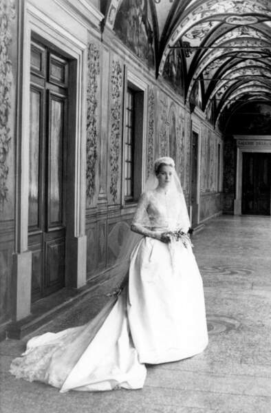 La photo officielle de la robe de mariée de Grace Kelly en 1956
