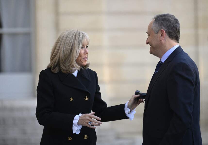 Brigitte Macron et Douglas Emhoff sur le parvis de l'Elysée.