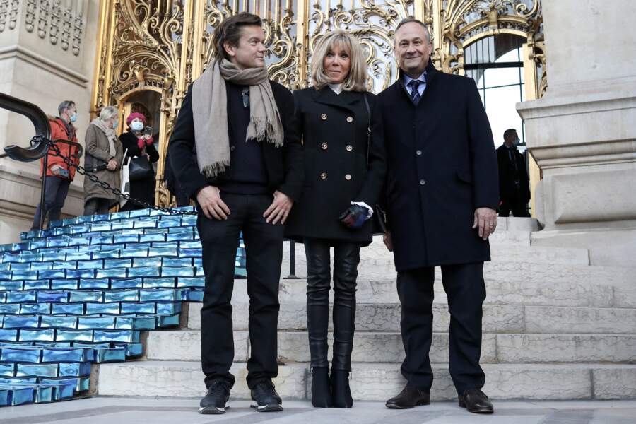 Brigitte Macron devant le Petit Palais avec Douglas Emhoff. 