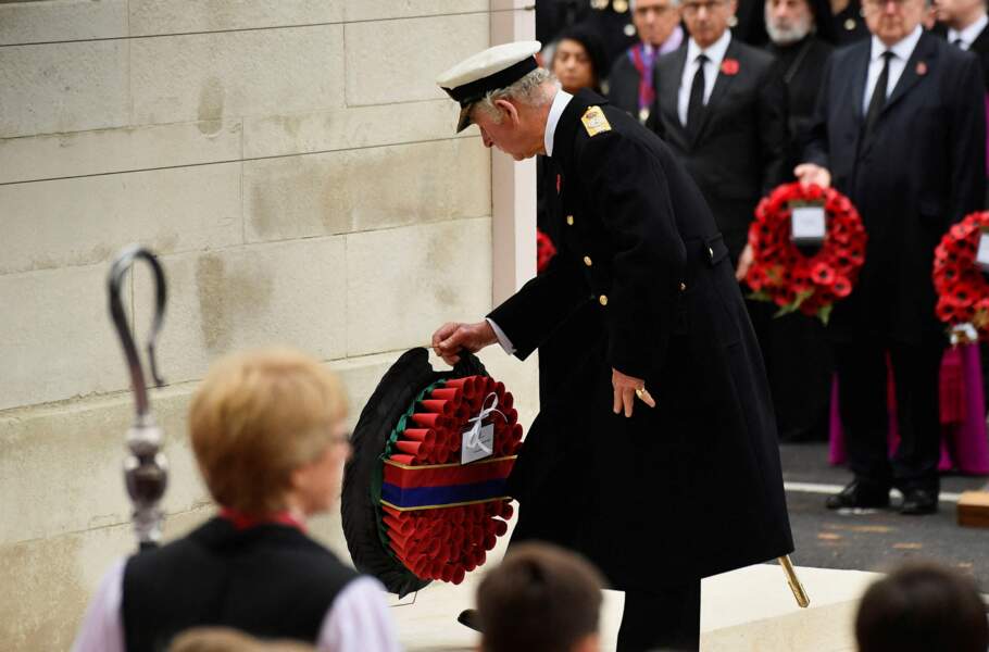 Le prince Charles a déposé une couronne au nom de Sa Majesté, qui était absente, au mémorial.