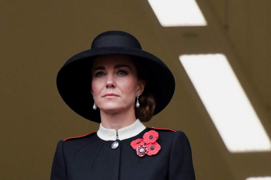 La duchesse de Cambridge portait un manteau Alexander McQueen, le même qu'elle portait le jour du Souvenir de 2018.