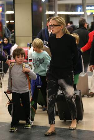 Sharon Stone et ses trois fils, Roan, Quinn et Laird, à l'aéroport d'Orly, à Paris, en novembre 2013.
