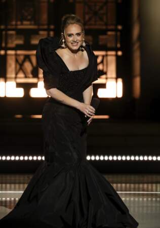 Adele fine et élancée dans une robe longue Schiaparelli pour son concert le 14 novembre 2021