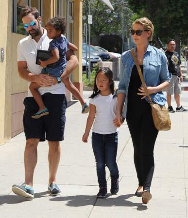 Katherine Heigl fait du shopping en famille, avec son mari Josh Kelley et leurs filles, Adalaide et Nancy, à Glendale, le 13 août 2016.