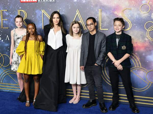 Angelina Jolie et ses enfants Shiloh, Zahara, Vivienne, Knox et Maddox au photocall de la projection du film Les Eternels, à Londres, le 27 octobre 2021.