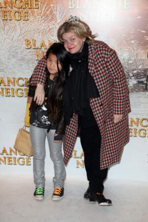 Isabelle Nanty et sa fille Tallulah à la première du film "Blanche neige", à Paris, le 1er avril 2012.