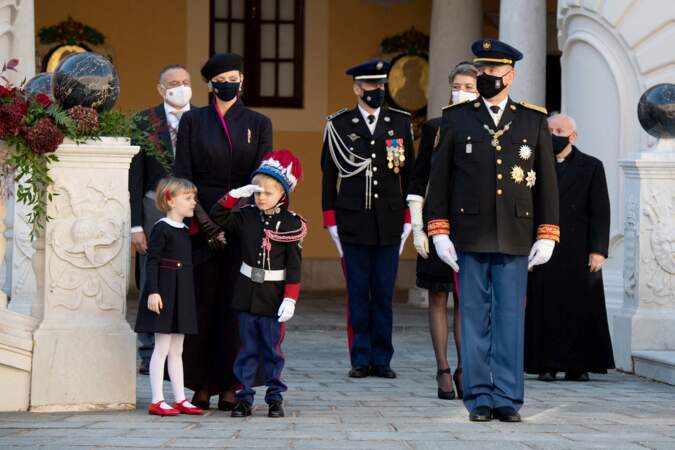 Le prince Jacques de Monaco imite son père, le prince Albert pour faire le salut militaire lors de la Fête Nationale de Monaco le 19 novembre 2020.