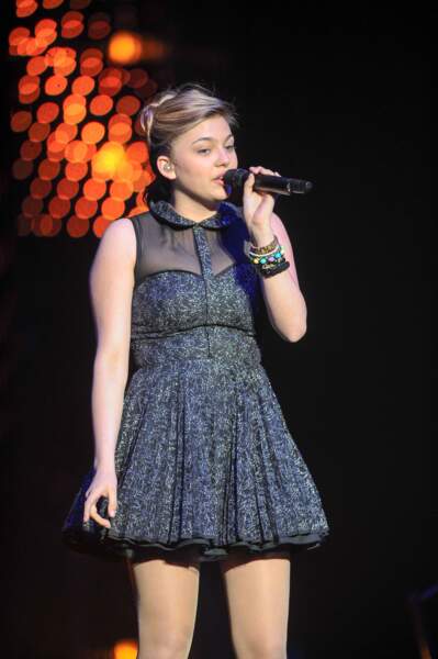 Louane en robe courte lors de sa première tournée The Voice en 2017