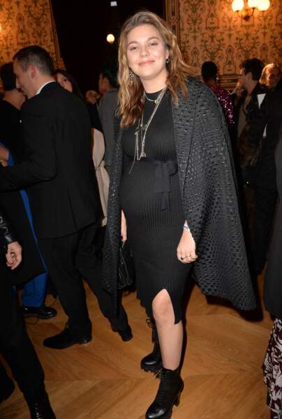 Louane enceinte en robe longue noire et bottines en janvier 2020