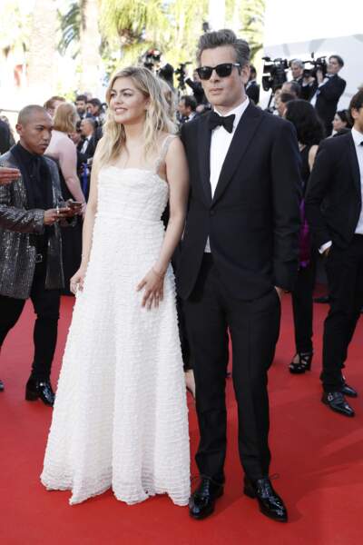 Louane en robe longue blanche pour monter les marches de Cannes avec Benjamin Biolay en 2017