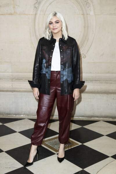 Louane, cheveux blonds polaire, veste et pantalon en cuir au défilé Dior en février 2019