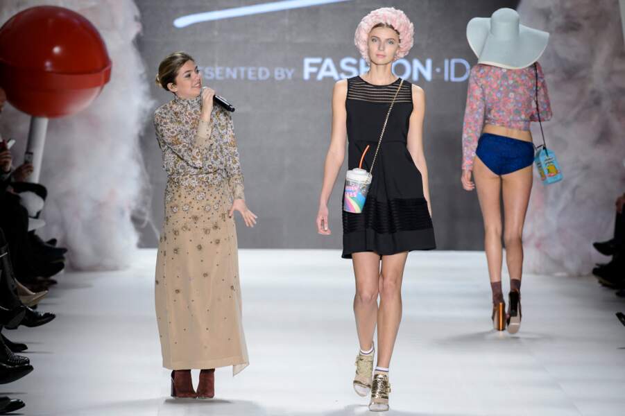 Louane Emera lookée pour chanter au défilé de la marque "Fashion ID" pendant la fashion week de Berlin le 23 janvier 2016.