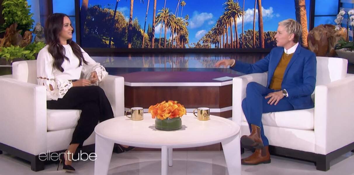 Meghan Markle en look sobre noir et blanc sur le plateau de l'émission "The Ellen Show" à Los Angeles, le 17 novembre 2021.