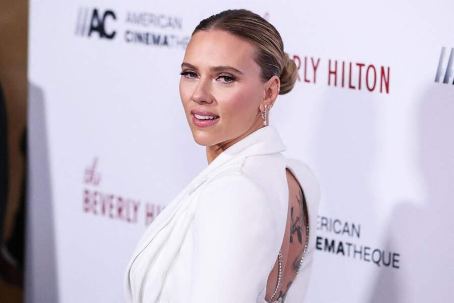 Scarlett Johansson aime mettre en valeur son tatouage à base de roses dans le dos