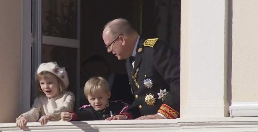 Le prince Albert de Monaco échange quelques mots avec ses jumeaux, Jacques et Gabriella, lors de la  fête nationale le 19 novembre 2021.