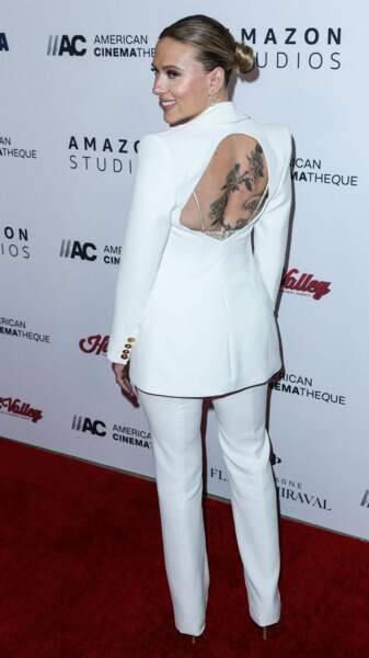 Scarlett Johansson sublime son tatouage dans une tenue Atelier Versace