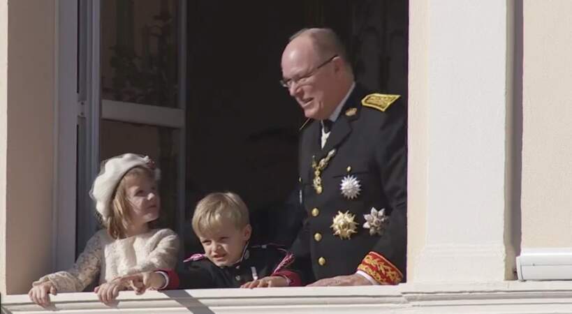 Le prince Albert tout sourire aux côtés de ses jumeaux Jacques et Gabriella, lors de la fête nationale le 19 novembre 2021.