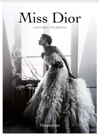 « Tiens ! Voilà Miss Dior », s’exclame t-on dans les salons du premier défilé vaporisés de ce nouveau parfum alors innominé. Catherine, la sœur discrète de Monsieur Dior vient d’arriver et inspire alors son nom. Sous la plume remarquable de Justine Picardie, le destin extraordinaire de cette muse, résistance pendant la guerre et passionnée elle aussi de fleurs, est enfin retracé. Touchant et si réaliste. "Miss Dior", aux éd. Flammarion, 23,90 €. 